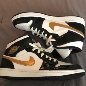 Jordan 1 mid se (black/metallic/gold)